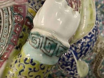 Drie diverse Chinese famille rose figuren, 19/20e eeuw