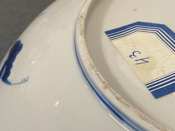 Une paire de plats en porcelaine de Chine en bleu et blanc, marque et &eacute;poque de Guangxu