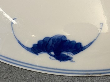 Une paire de plats en porcelaine de Chine en bleu et blanc, marque et &eacute;poque de Guangxu