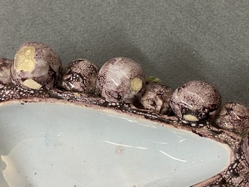Une bo&icirc;te couverte en forme d'une grappe de raisins en fa&iuml;ence de Delft polychrome, 18&egrave;me