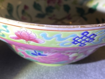 Une paire de bols en porcelaine de Chine famille rose pour le march&eacute; Straits ou Peranakan, 19&egrave;me
