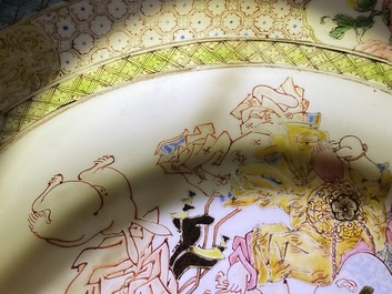 Une assiette en porcelaine de Chine famille rose &agrave; d&eacute;cor d'une dame et trois gar&ccedil;ons, Yongzheng