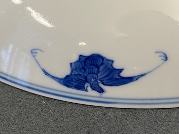 Une paire de plats en porcelaine de Chine en bleu et blanc, marque et &eacute;poque de Guangxu