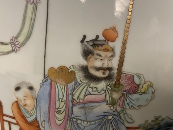 Een fraaie Chinese famille rose 'hu' vaas met onsterfelijken, Qianlong merk, ca. 1900