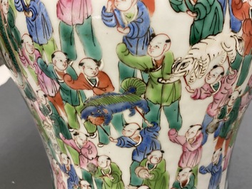 Une paire de vases couverts en porcelaine de Chine famille rose, 19&egrave;me