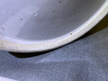 Une paire de vases couverts en porcelaine de Chine famille rose, 19&egrave;me