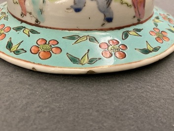 Une paire de vases couverts en porcelaine de Chine famille rose, 19&egrave;me