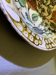 Un plat polychrome en c&eacute;ramique d'Iznik &agrave; d&eacute;cor floral, Turquie, vers 1600