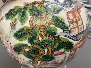 Une paire de vases couverts en porcelaine de Chine famille rose, 19&egrave;me