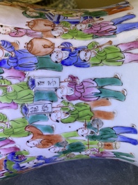 Une paire de vases couverts en porcelaine de Chine famille rose, 19&egrave;me