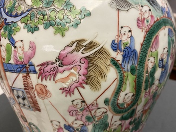 Une paire de vases couverts en porcelaine de Chine famille rose, 19&egrave;me