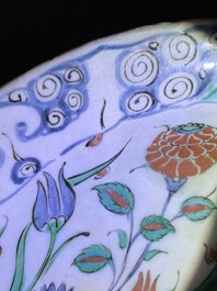 Un plat polychrome en c&eacute;ramique d'Iznik &agrave; d&eacute;cor floral, Turquie, fin du 16&egrave;me