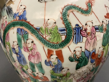 Une paire de vases couverts en porcelaine de Chine famille rose, 19&egrave;me