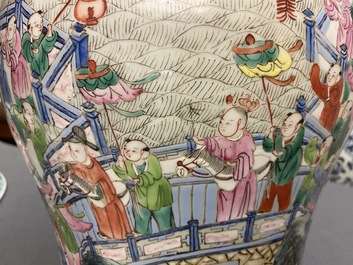 Une paire de vases couverts en porcelaine de Chine famille rose, 19&egrave;me