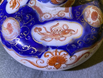 Un vase couvert en fa&iuml;ence de Delft dor&eacute; de style Imari &agrave; d&eacute;cor de chinoiserie, 1er quart du 18&egrave;me