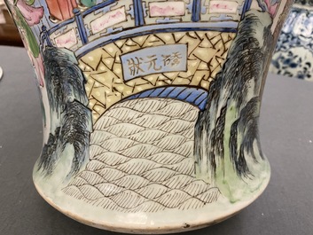 Une paire de vases couverts en porcelaine de Chine famille rose, 19&egrave;me
