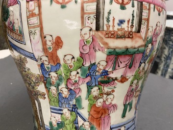 Une paire de vases couverts en porcelaine de Chine famille rose, 19&egrave;me