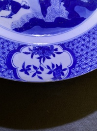 Un plat en porcelaine de Chine en bleu et blanc &agrave; d&eacute;cor de guerriers, marque de Chenghua, Kangxi