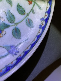 Un plat polychrome en c&eacute;ramique d'Iznik &agrave; d&eacute;cor floral, Turquie, fin du 16&egrave;me
