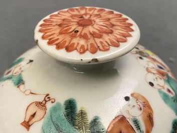 Une paire de vases couverts en porcelaine de Chine famille rose, 19&egrave;me