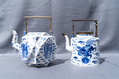 Twee grote Chinese blauw-witte en drie famille rose theepotten, 19/20e eeuw