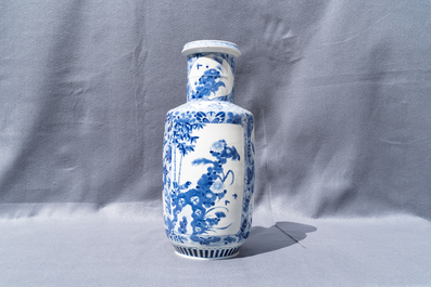 Un vase de forme rouleau en porcelaine de Chine en bleu et blanc, 19&egrave;me
