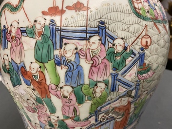 Une paire de vases couverts en porcelaine de Chine famille rose, 19&egrave;me