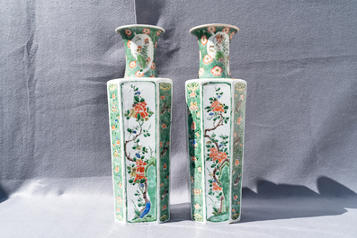 Une paire de vases en porcelaine de Chine famille verte, Kangxi