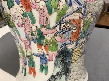 Une paire de vases couverts en porcelaine de Chine famille rose, 19&egrave;me