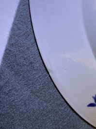 Un plat en porcelaine de Chine en bleu et blanc &agrave; d&eacute;cor de guerriers, marque de Chenghua, Kangxi