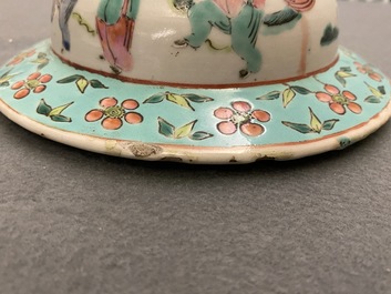 Une paire de vases couverts en porcelaine de Chine famille rose, 19&egrave;me