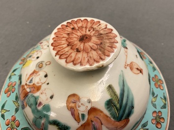 Une paire de vases couverts en porcelaine de Chine famille rose, 19&egrave;me
