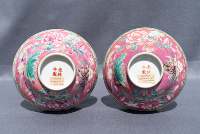 Une paire de bols en porcelaine de Chine famille rose pour le march&eacute; Straits ou Peranakan, 19&egrave;me