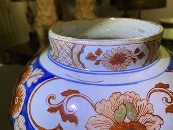 Un vase couvert en fa&iuml;ence de Delft dor&eacute; de style Imari &agrave; d&eacute;cor de chinoiserie, 1er quart du 18&egrave;me