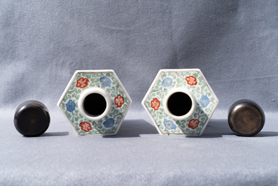 A pair of Chinese hexagonal famille verte tea caddies, Kangxi