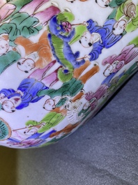 Une paire de vases couverts en porcelaine de Chine famille rose, 19&egrave;me
