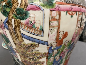 Une paire de vases couverts en porcelaine de Chine famille rose, 19&egrave;me