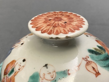 Une paire de vases couverts en porcelaine de Chine famille rose, 19&egrave;me