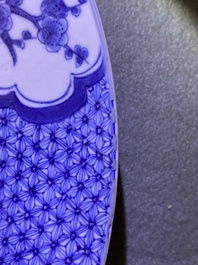 Un plat en porcelaine de Chine en bleu et blanc &agrave; d&eacute;cor de guerriers, marque de Chenghua, Kangxi