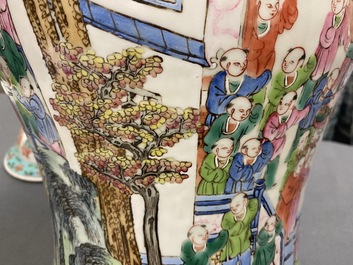 Une paire de vases couverts en porcelaine de Chine famille rose, 19&egrave;me