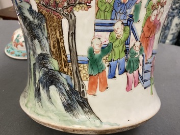 Une paire de vases couverts en porcelaine de Chine famille rose, 19&egrave;me