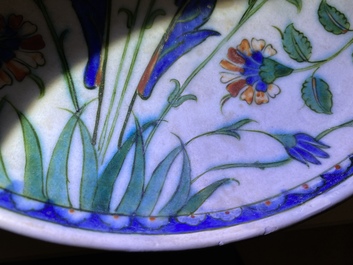 Un plat polychrome en c&eacute;ramique d'Iznik &agrave; d&eacute;cor floral, Turquie, fin du 16&egrave;me