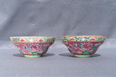 Une paire de bols en porcelaine de Chine famille rose pour le march&eacute; Straits ou Peranakan, 19&egrave;me