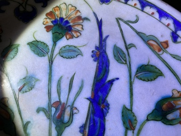 Un plat polychrome en c&eacute;ramique d'Iznik &agrave; d&eacute;cor floral, Turquie, fin du 16&egrave;me