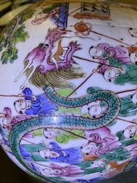 Une paire de vases couverts en porcelaine de Chine famille rose, 19&egrave;me