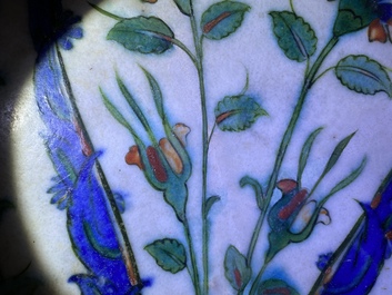 Un plat polychrome en c&eacute;ramique d'Iznik &agrave; d&eacute;cor floral, Turquie, fin du 16&egrave;me