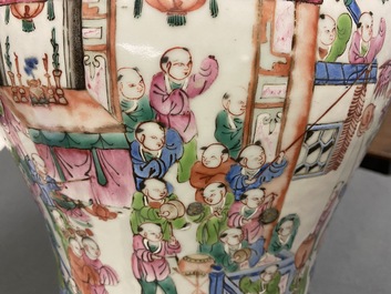 Une paire de vases couverts en porcelaine de Chine famille rose, 19&egrave;me