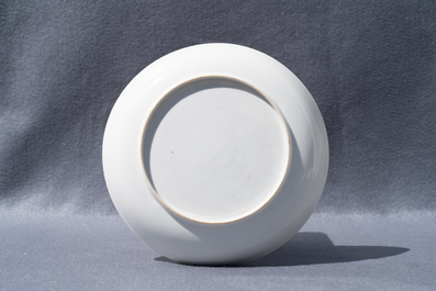 Une assiette en porcelaine de Chine famille rose &agrave; d&eacute;cor d'une dame et trois gar&ccedil;ons, Yongzheng