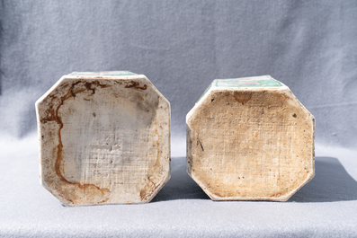 Une paire de vases en porcelaine de Chine famille verte, Kangxi