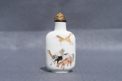 Une tabati&egrave;re imp&eacute;riale en porcelaine de Chine famille rose &agrave; d&eacute;cor 'Bajuntu', marque et &eacute;poque de Daoguang